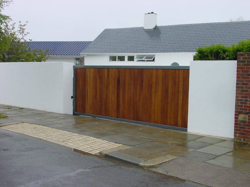 Tracked Sliding Gate Frontline Automation